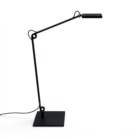 Schwarze Waldmann PARA.MI LED Schreibtischleuchte mit doppelt verstellbarem Arm und quadratischem Standfuß.