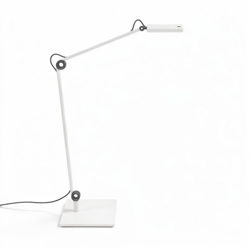 Waldmann PARA.MI LED Schreibtischleuchte in Weiss mit doppelt verstellbarem Arm und quadratischem Standfuß.