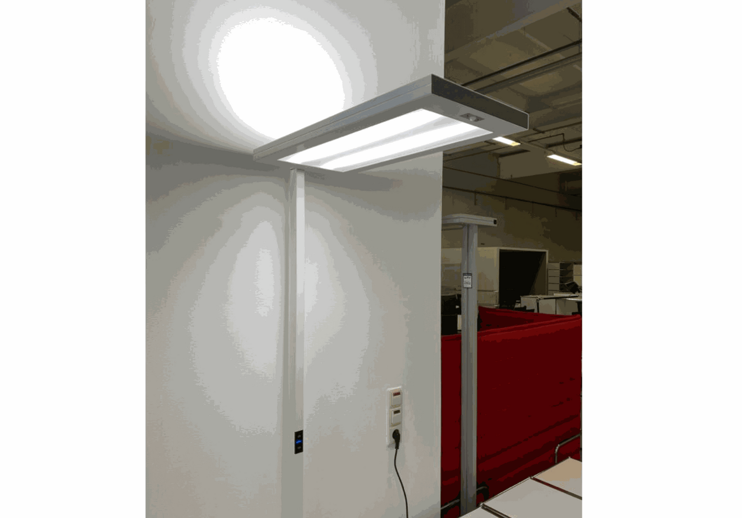Waldmann Stehlampe LED floor lamp with adjustable top and bottom lights and sensor, emitting soft 4000K light.