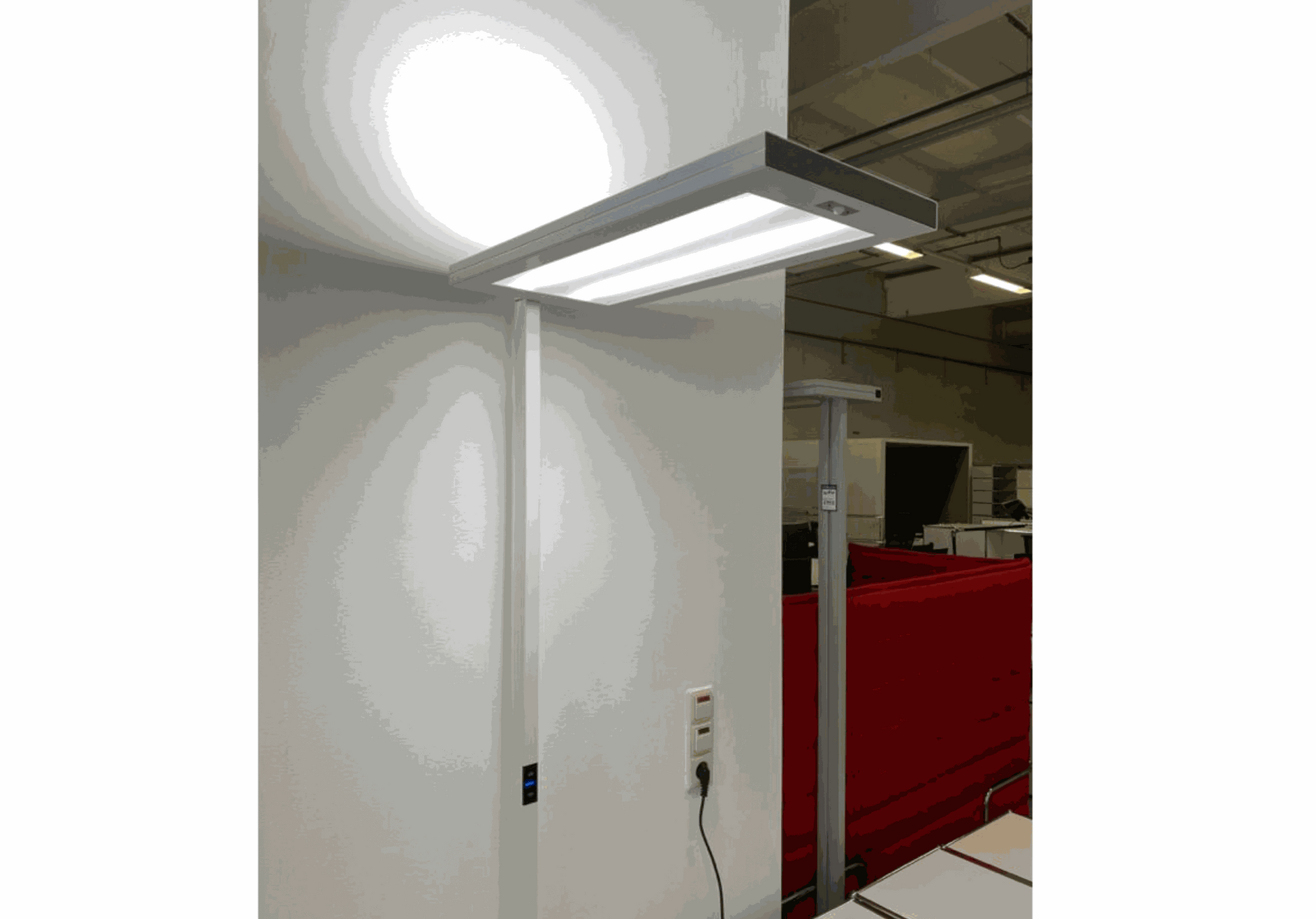 Waldmann Stehlampe LED floor lamp with adjustable top and bottom lights and sensor, emitting soft 4000K light.