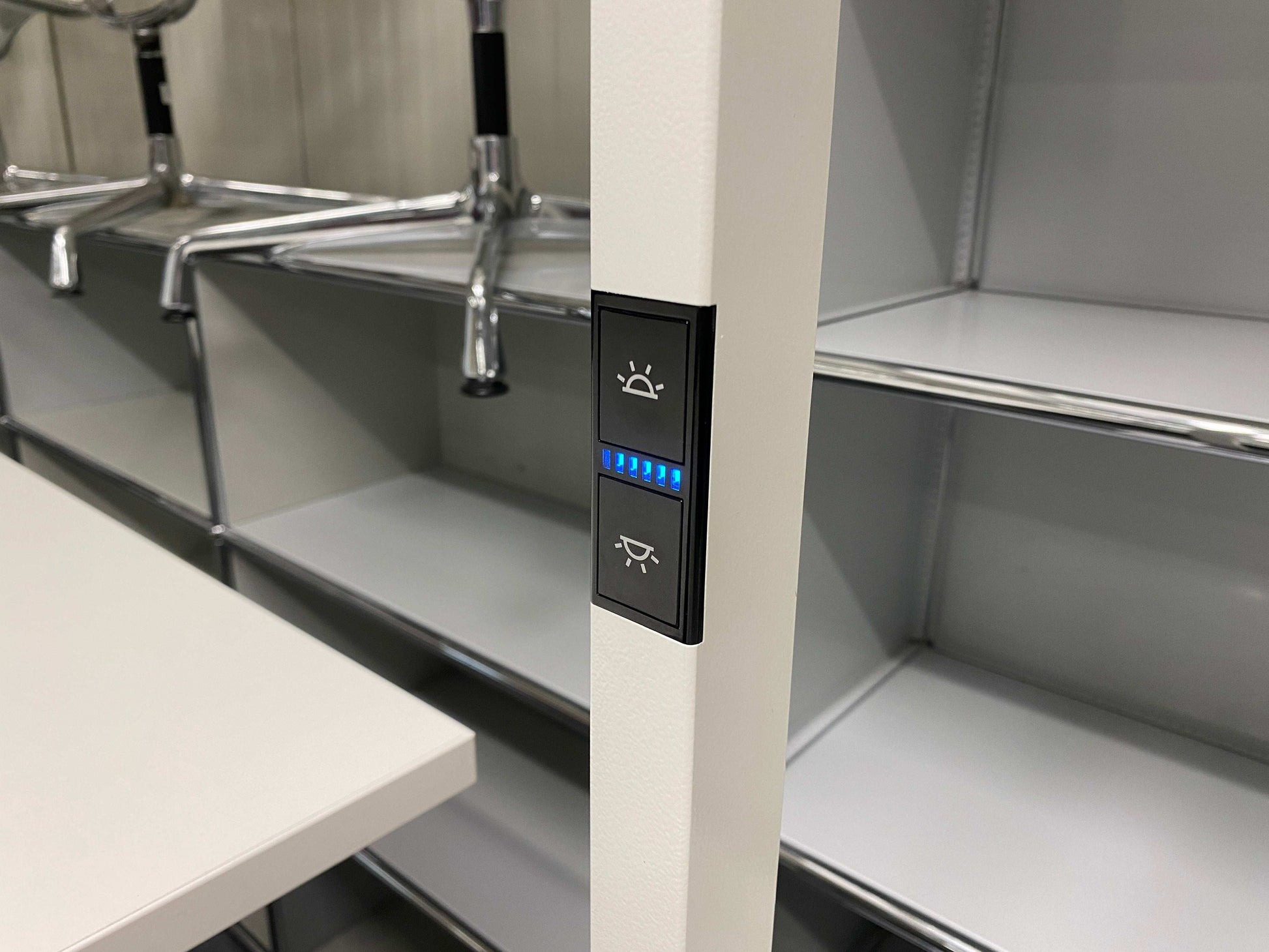 Control panel with separate switches for upper and lower light on the Waldmann Stehlampe LED floor lamp