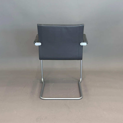 Walter Knoll Art Collection Freischwinger Stuhl mit grauem Lederbezug und silbernem Gestell, stapelbar