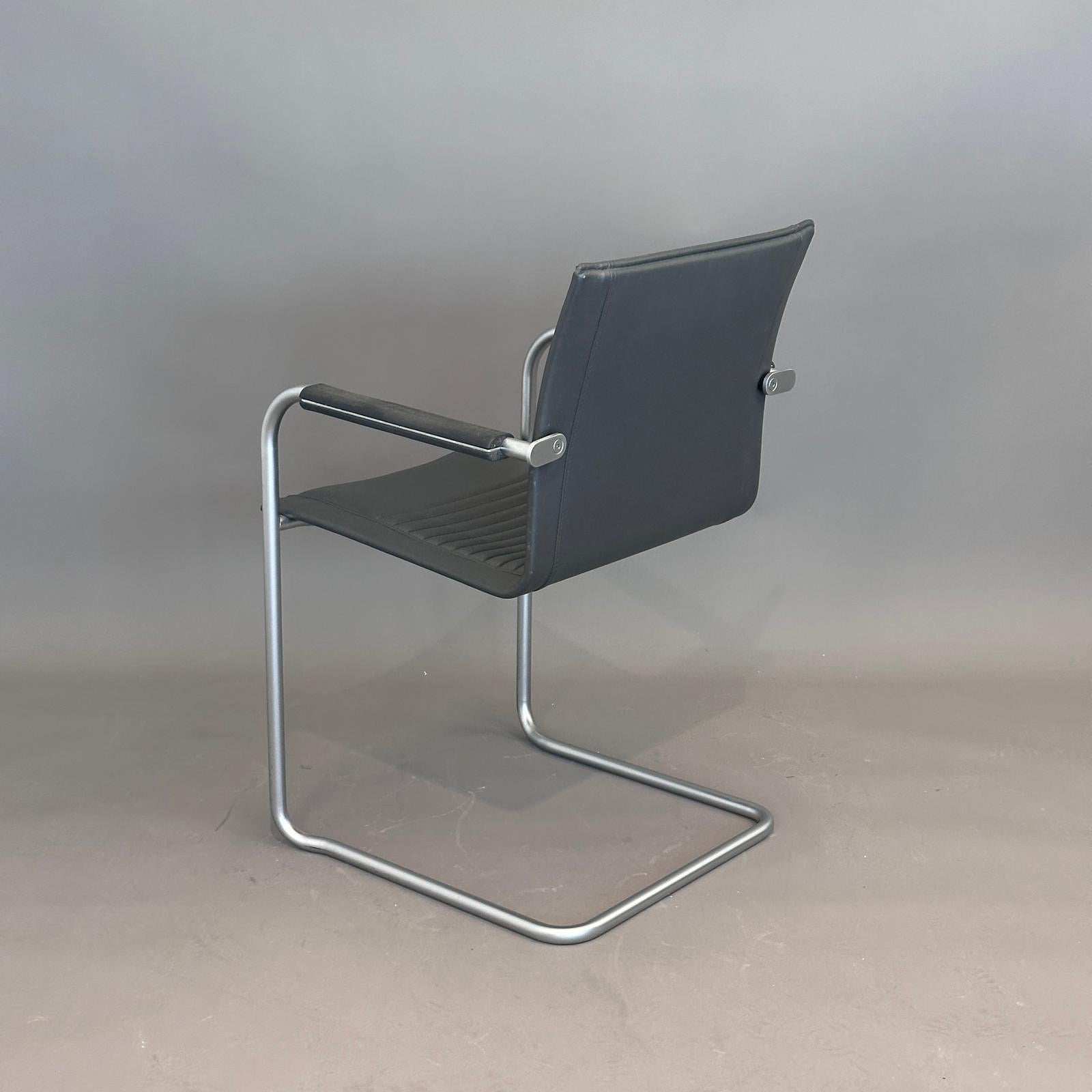 Walter Knoll Art Collection Freischwinger Stuhl mit grauem Leder und silbernem Gestell, stapelbar