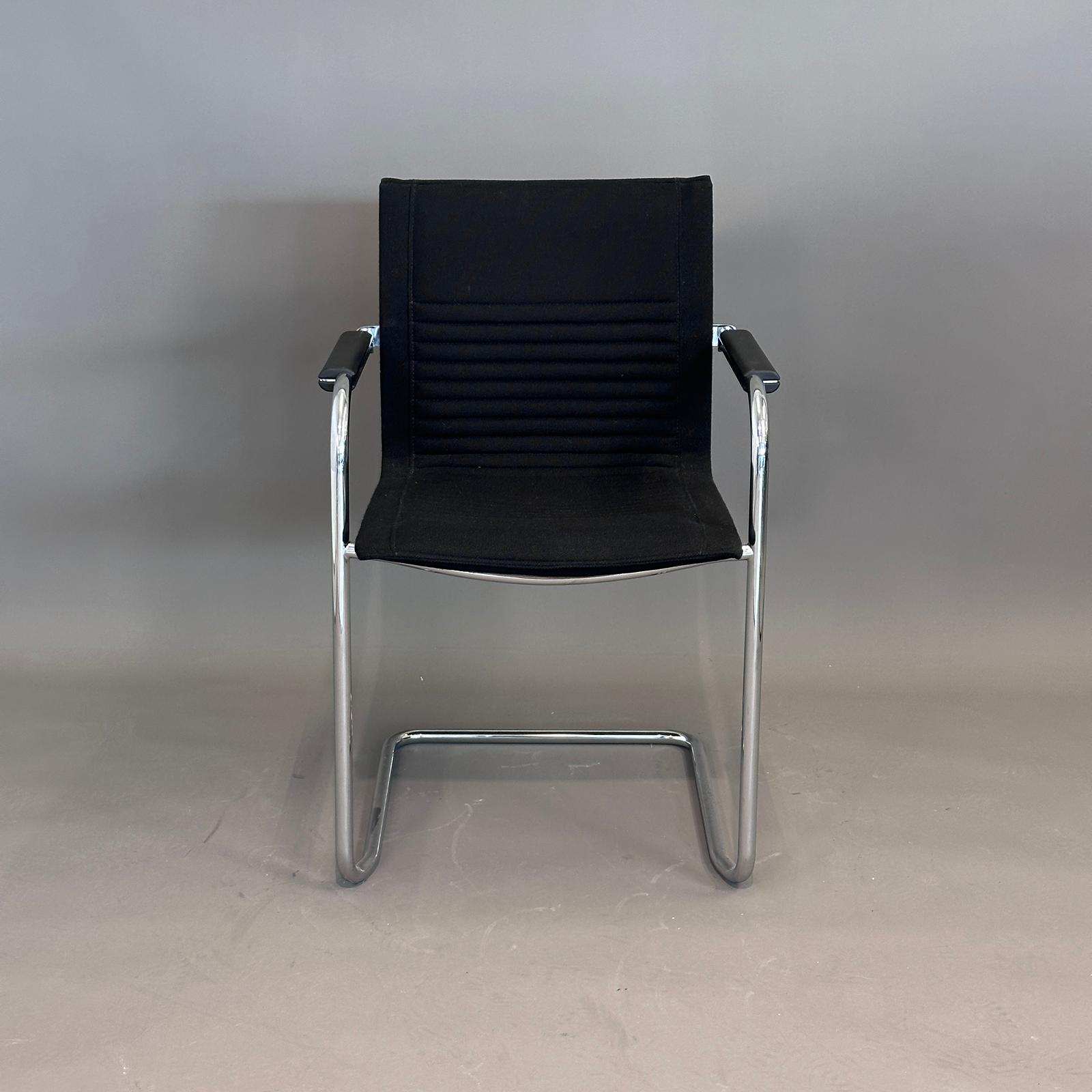Walter Knoll Art Collection Freischwinger Stuhl mit schwarzem Stoffbezug und Chromgestell, stapelbar