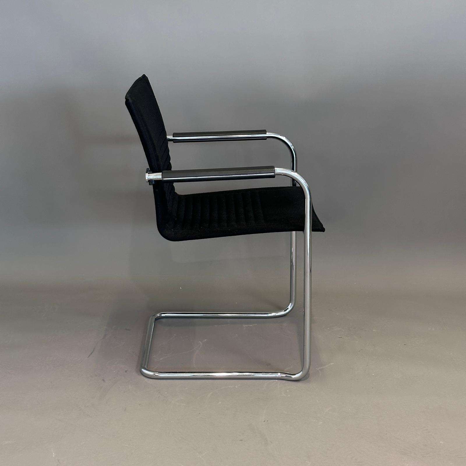 Walter Knoll Art Collection Freischwinger Stuhl mit schwarzem Stoffbezug und Chromgestell, stapelbar.