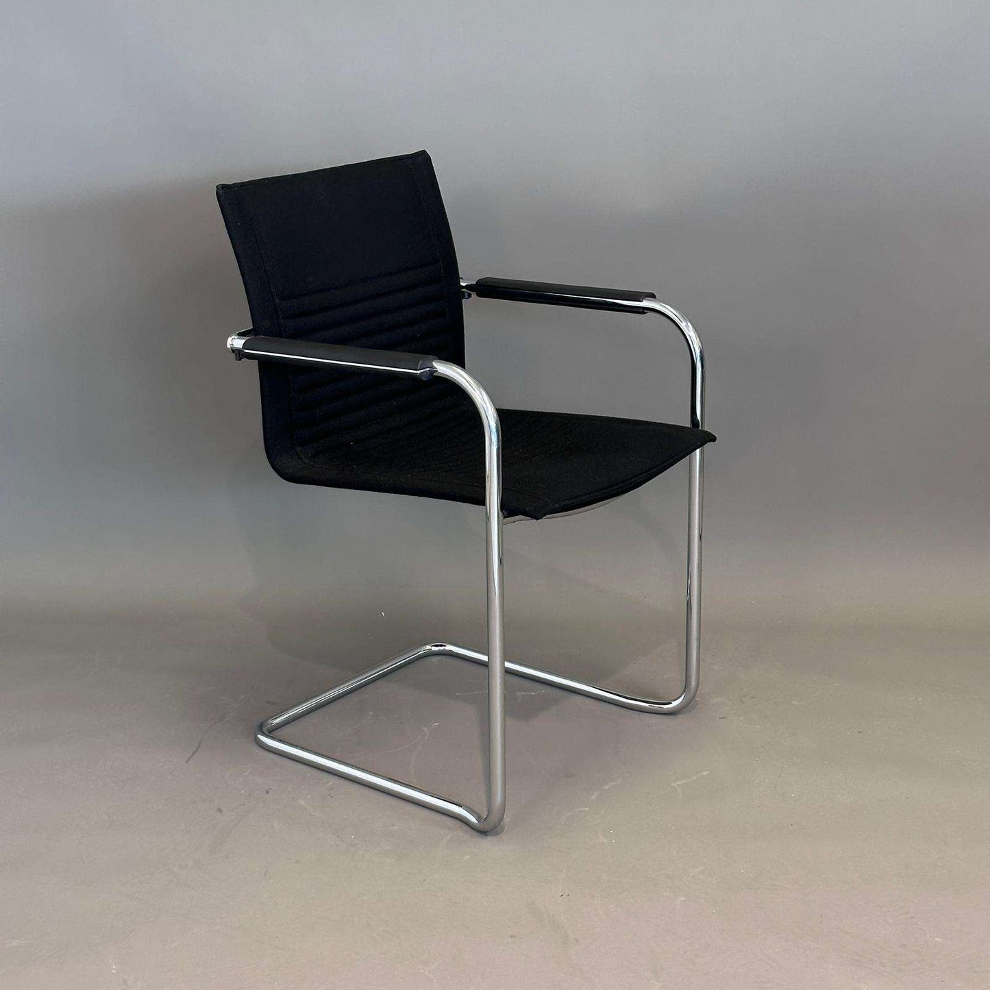 Walter Knoll Art Collection Freischwinger Stuhl mit schwarzem Stoffbezug und Chromgestell, stapelbar