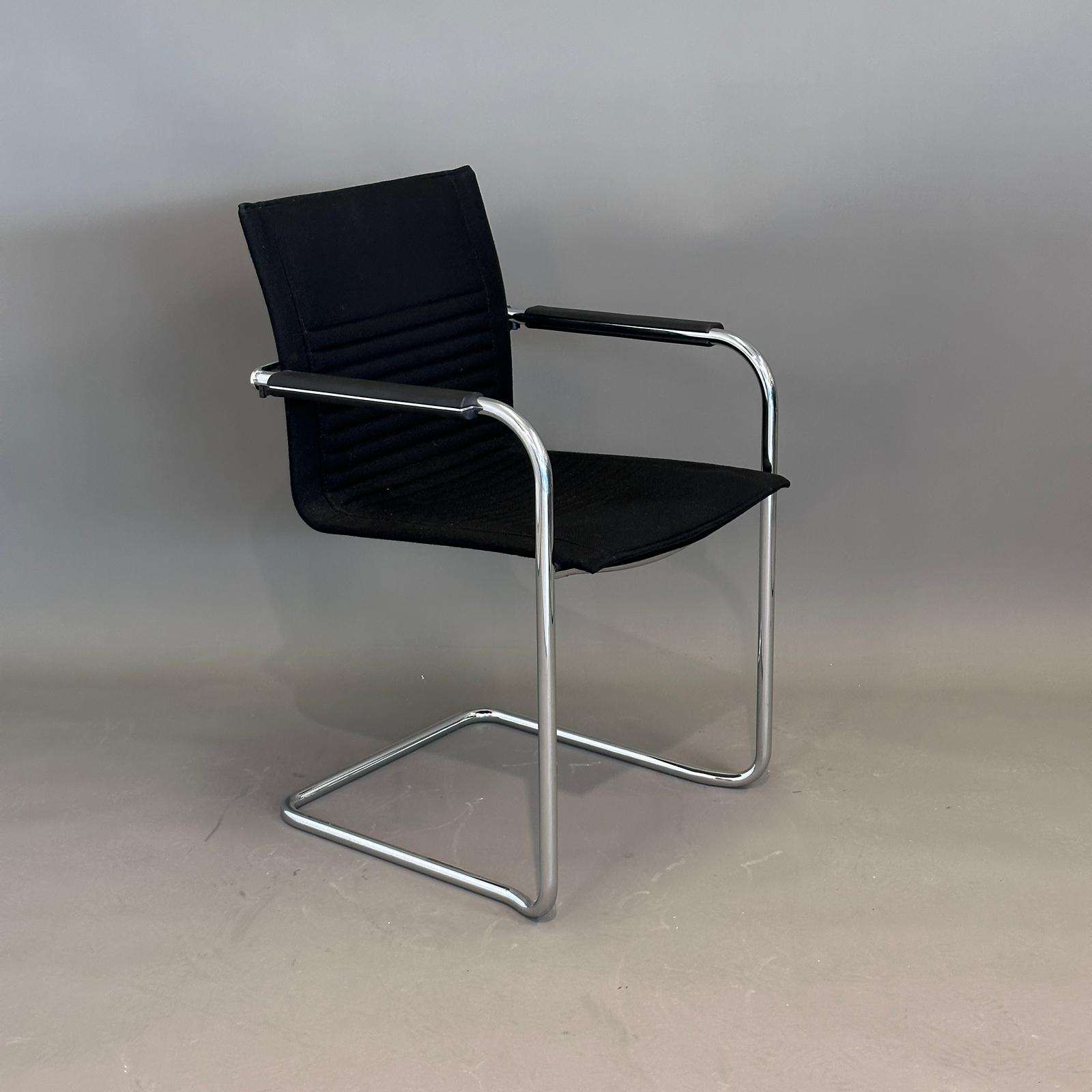 Walter Knoll Art Collection Freischwinger Stuhl mit schwarzem Stoffbezug und Chromgestell, stapelbar