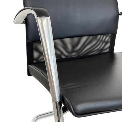 Walter Knoll Art Collection Freischwinger mit schwarzem Lederbezug und glänzendem Chromgestell.