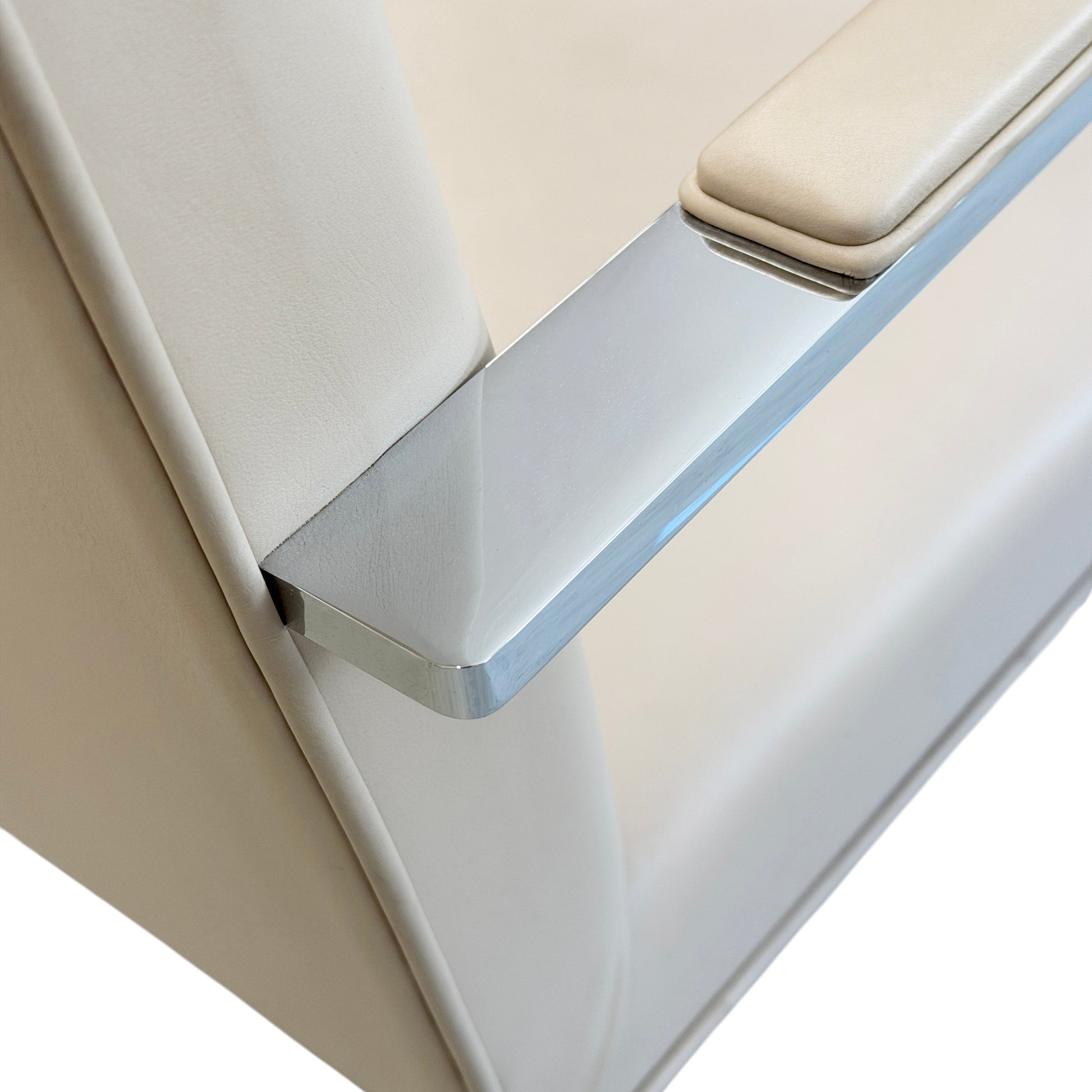 Walter Knoll Brno Lederstuhl in Creme mit Flachstahl-Armlehne.