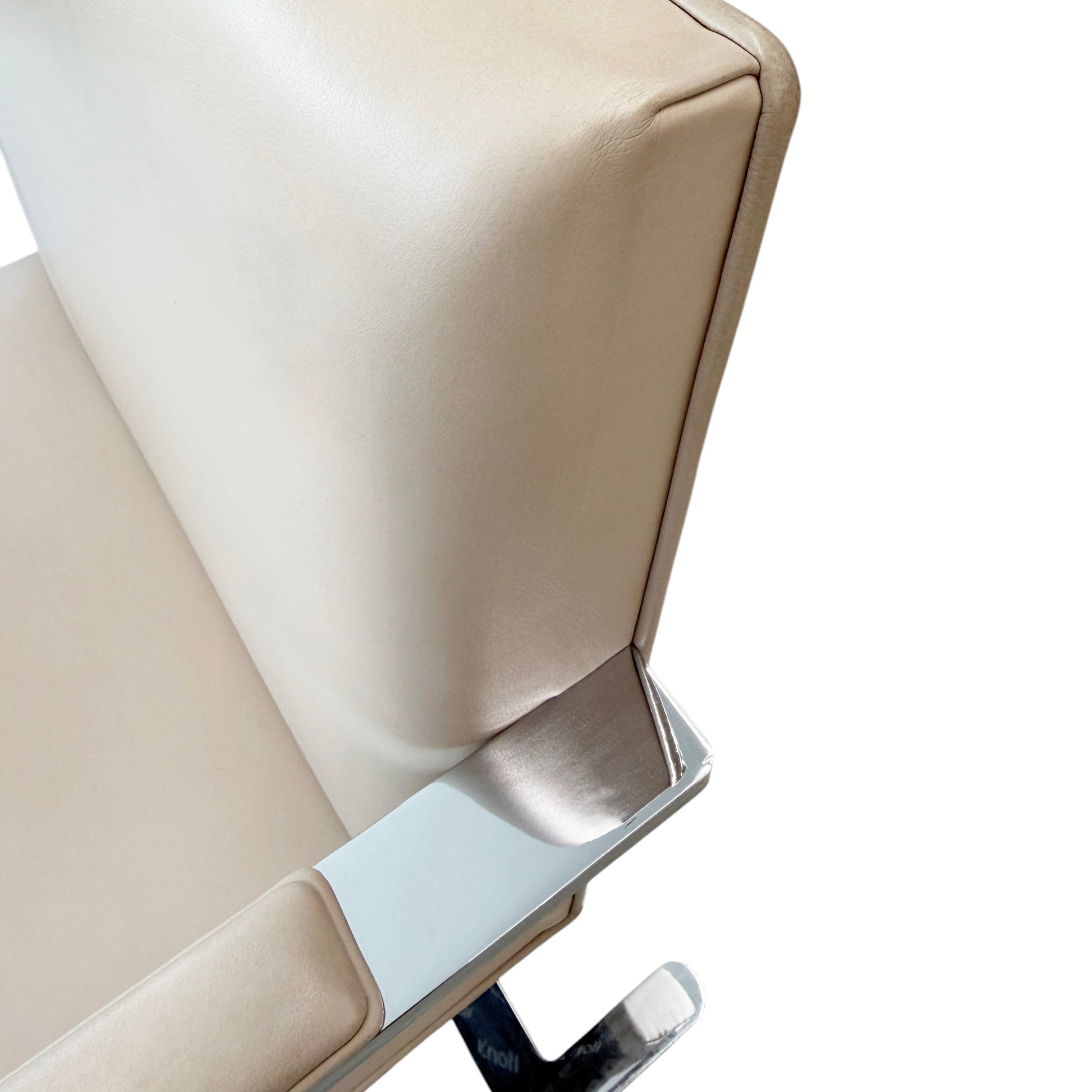 Walter Knoll Brno Lederstuhl in Creme mit Flachstahlgestell.