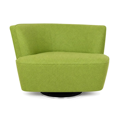 Walter Knoll Drift Drehsessel in grünem Stoff mit modernem, geschwungenem Design auf rundem Metallsockel.