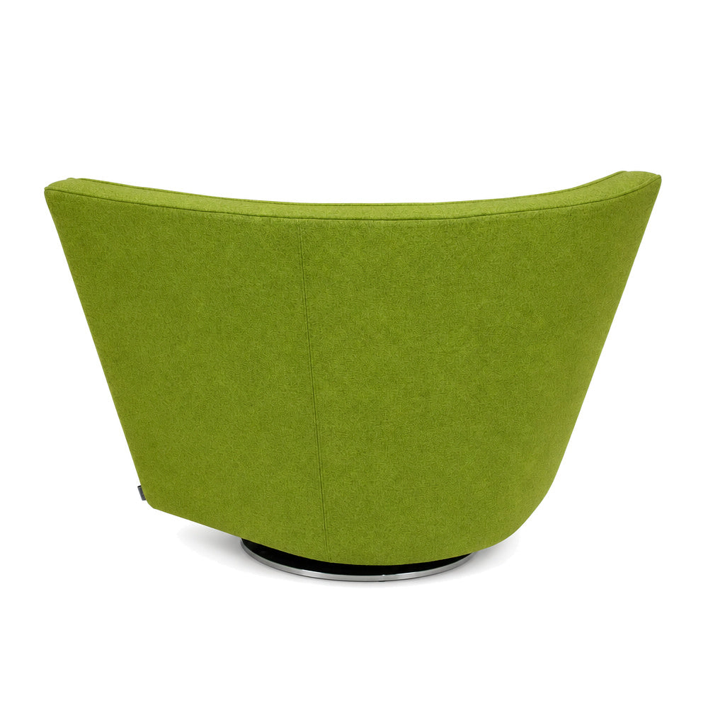 Walter Knoll Drift Drehsessel in grünem Stoff mit geschwungener Rückenlehne auf einem runden Metallfuß.
