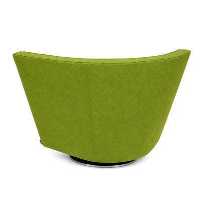 Walter Knoll Drift Drehsessel in grünem Stoff mit geschwungener Rückenlehne auf einem runden Metallfuß.