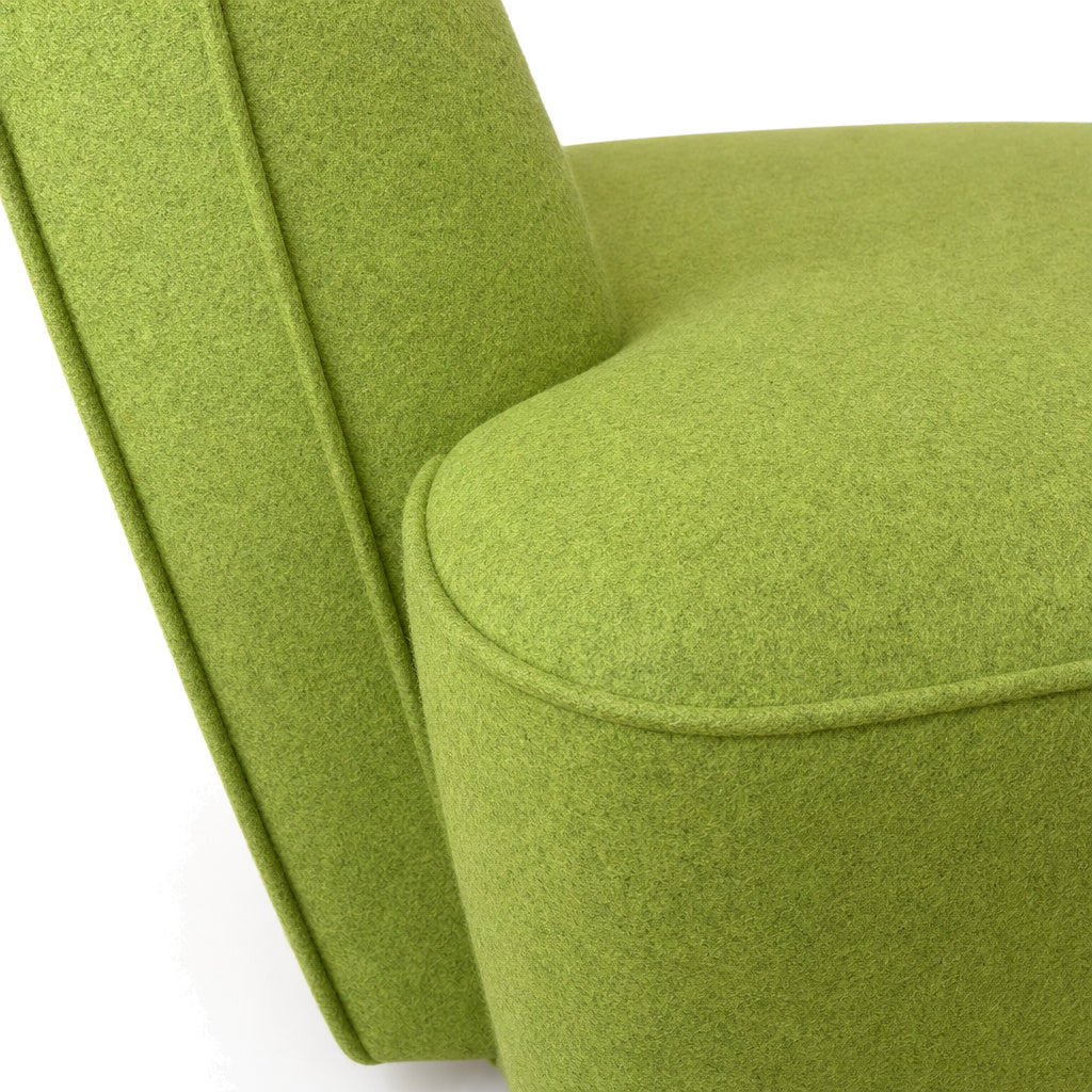 Walter Knoll Drift Sessel in grünem Stoff mit abgerundeten Formen und feinen Ziernähten.
