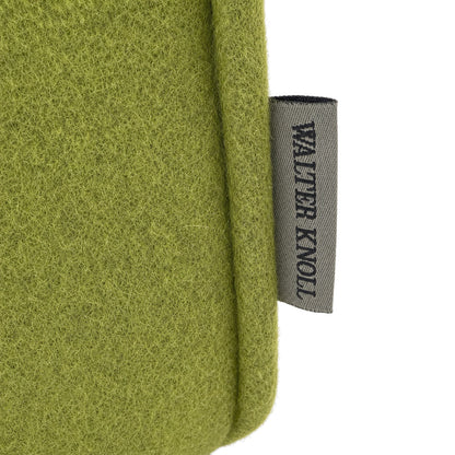 Detailansicht des grünen Stoffbezugs vom Walter Knoll Drift Sessel mit eingearbeitetem Markenlabel.