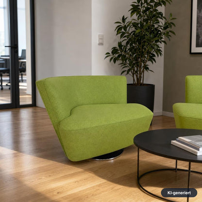 Drehbarer Walter Knoll Drift Sessel in grünem Stoffbezug mit modernem Design auf einem runden Standfuß in einem Wohnraum.