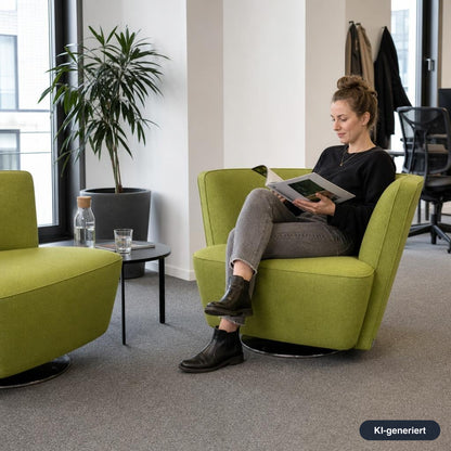 Moderner, drehbarer Walter Knoll Drift Sessel in Grün mit Stoffbezug in einem hellen Büroambiente.