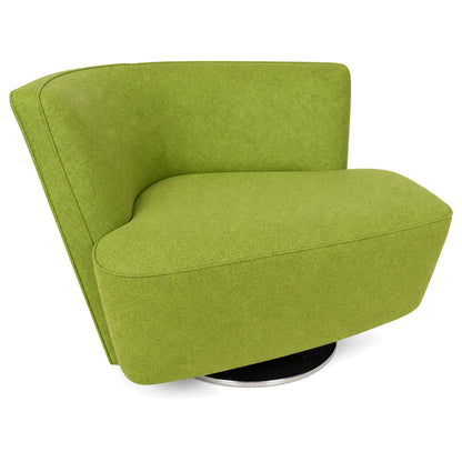 Walter Knoll Drift Drehsessel in grünem Stoff mit geschwungener Rückenlehne und rundem Metallfuß auf weißem Hintergrund.