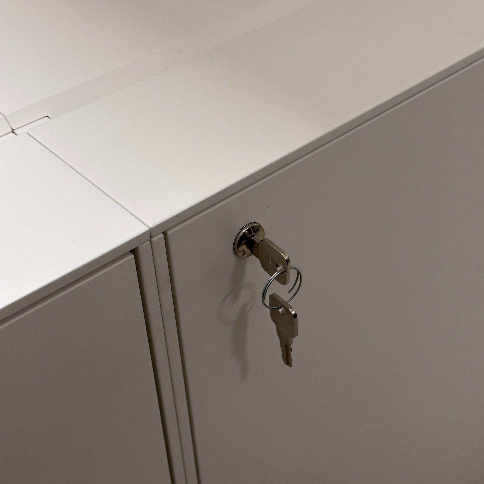 Walter Knoll Executive höhenverstellbarer weißer Schreibtisch mit abschließbarem Anbaucontainer und verchromtem Gestell