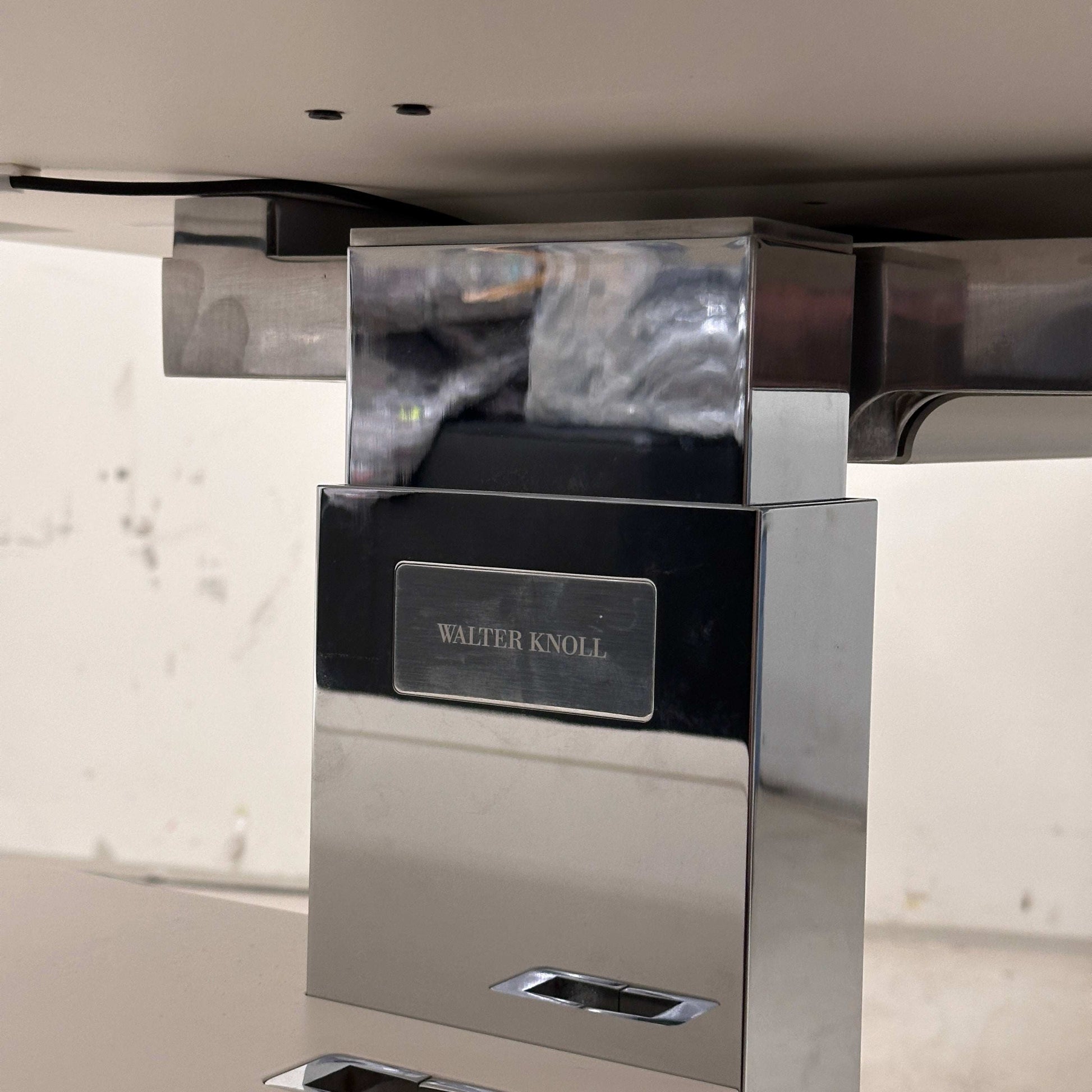 Walter Knoll Executive höhenverstellbarer Schreibtisch mit verchromtem Gestell und Anbaucontainer in Weiß