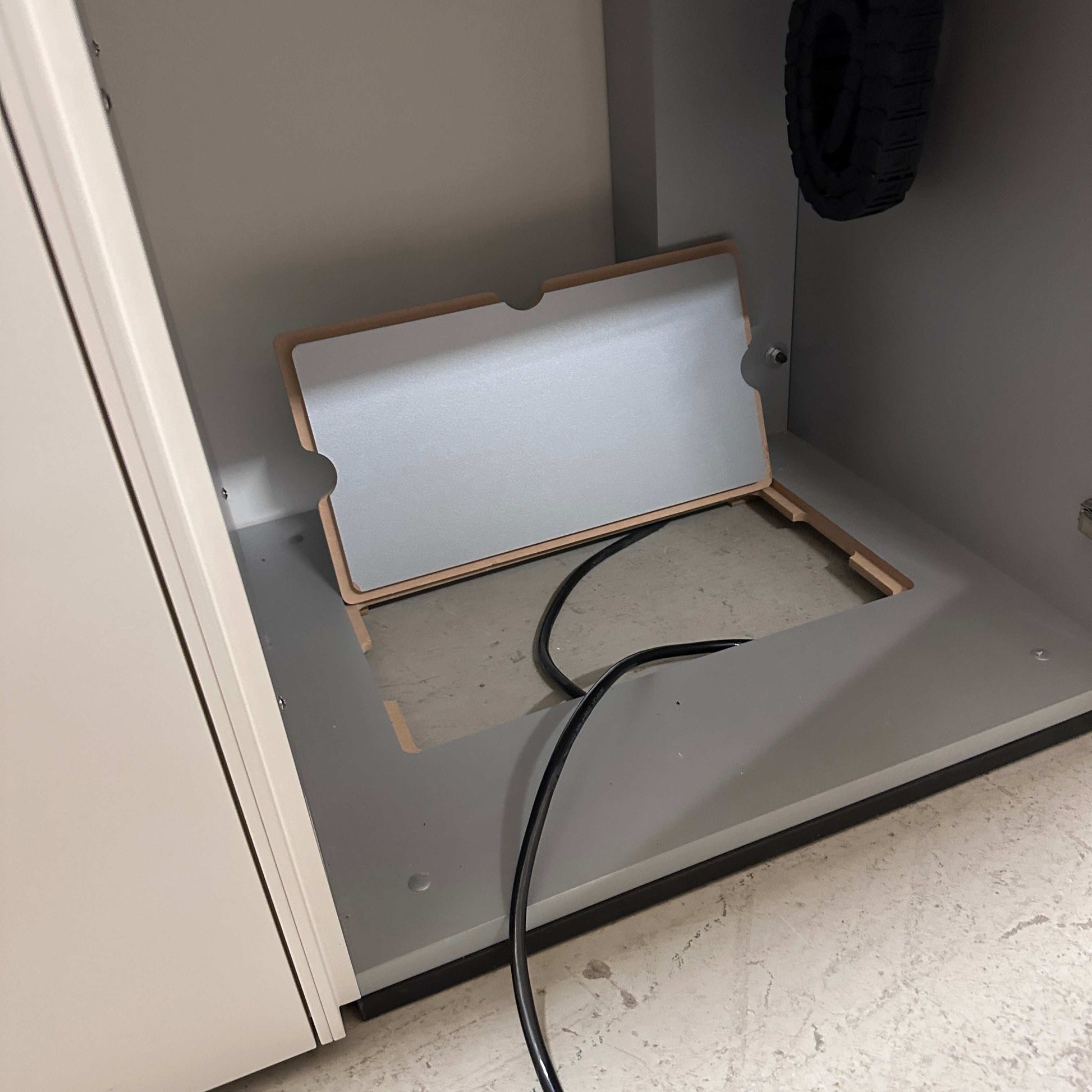 Walter Knoll Executive höhenverstellbarer Schreibtisch mit weißem Anbaucontainer und Kabelmanagement