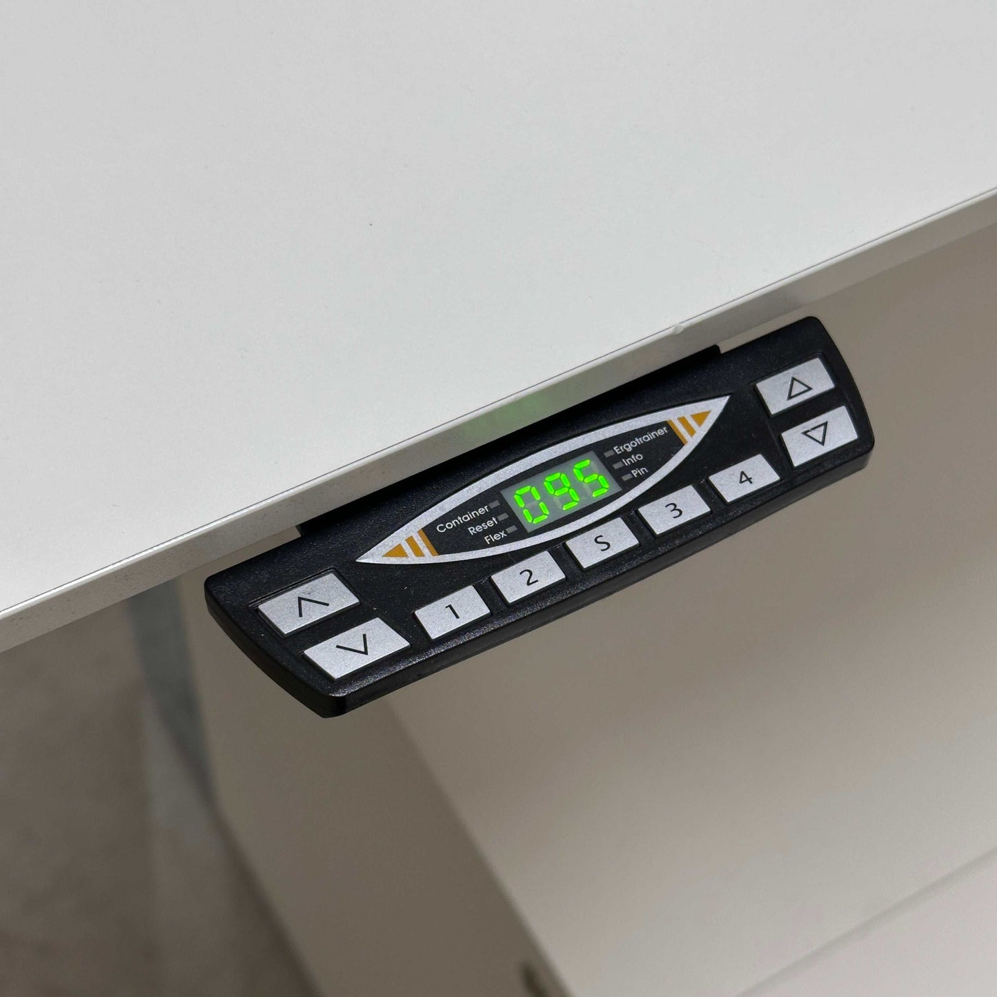 Walter Knoll Executive höhenverstellbarer Schreibtisch mit elektronischer Steuerung und Anbaucontainer in Weiß