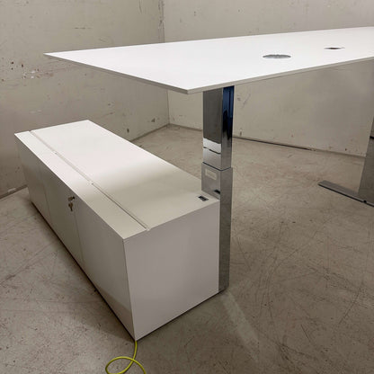 Walter Knoll Executive elektrisch höhenverstellbarer Schreibtisch mit weißem Anbaucontainer und chromgestell