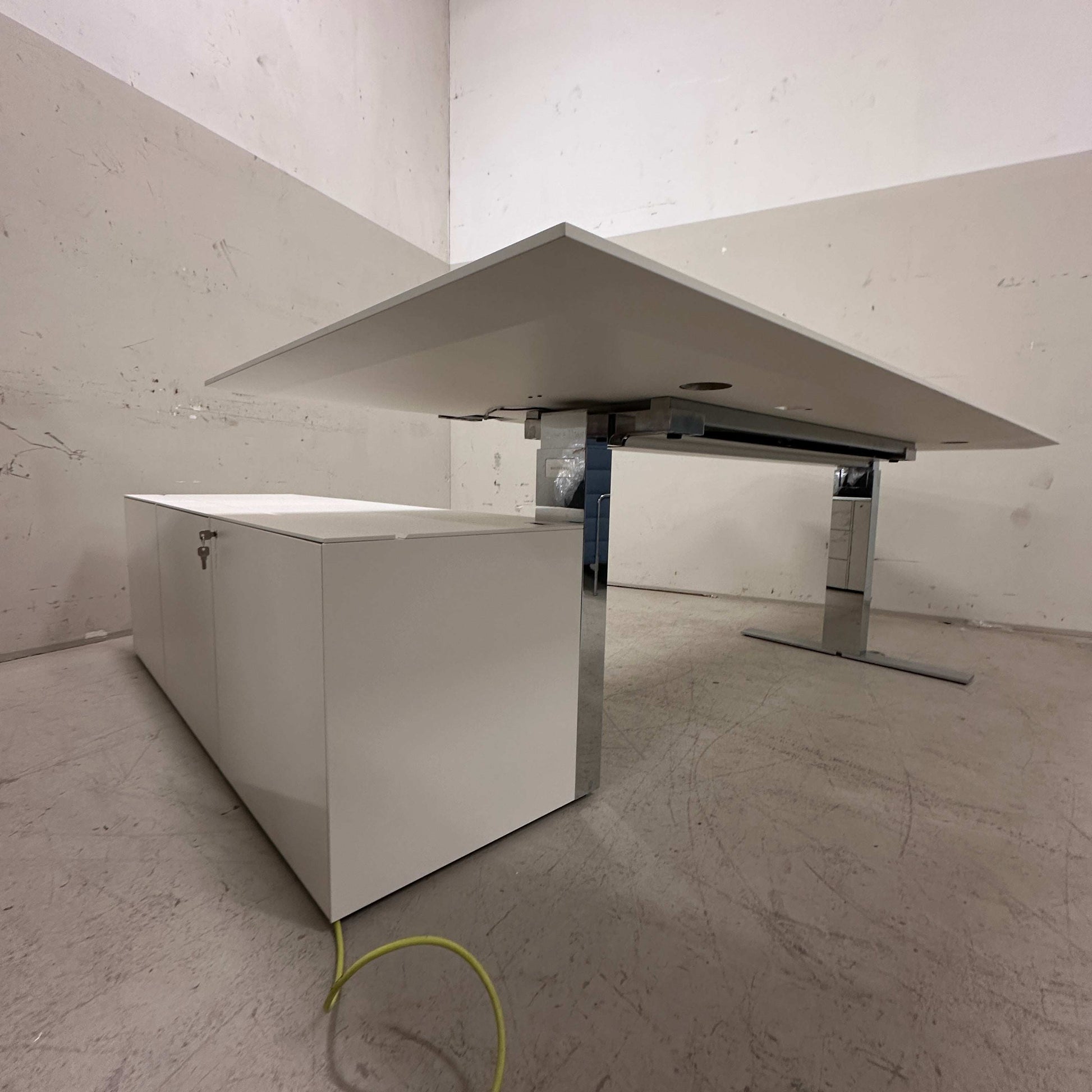 Walter Knoll Executive elektrischer höhenverstellbarer weißer Schreibtisch mit Anbaucontainer und hochglanzverchromtem Gestell