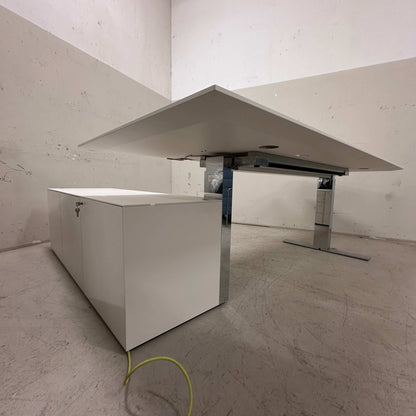 Walter Knoll Executive elektrischer höhenverstellbarer weißer Schreibtisch mit Anbaucontainer und hochglanzverchromtem Gestell