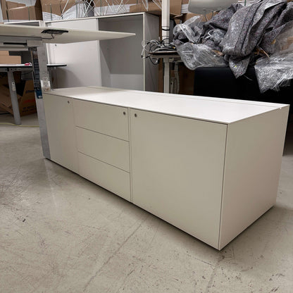 Walter Knoll Executive variabler, elektrisch höhenverstellbarer Schreibtisch mit weißem Anbaucontainer und verchromtem Gestell