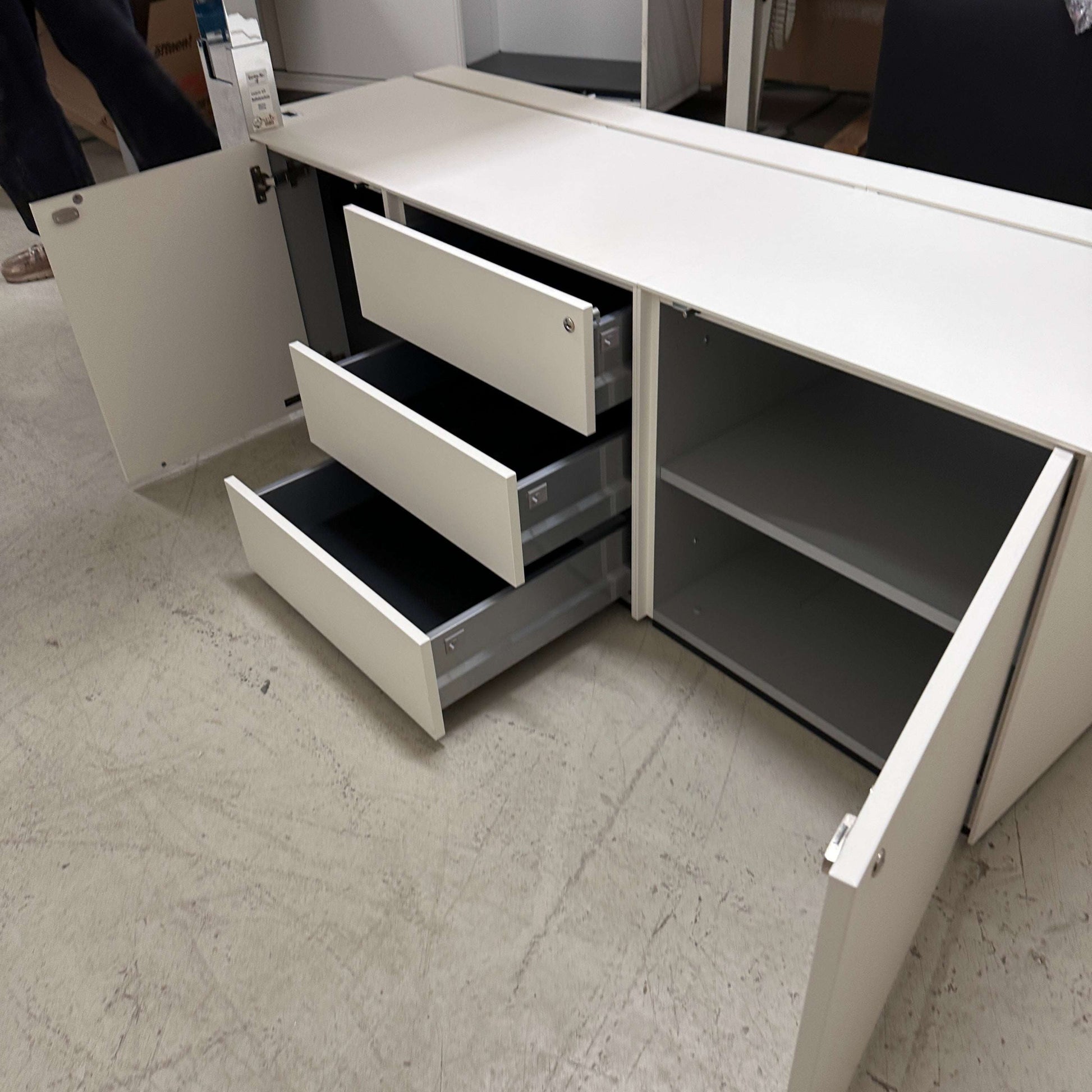 Walter Knoll Executive höhenverstellbarer weißer Schreibtisch mit Anbaucontainer und Schubladen