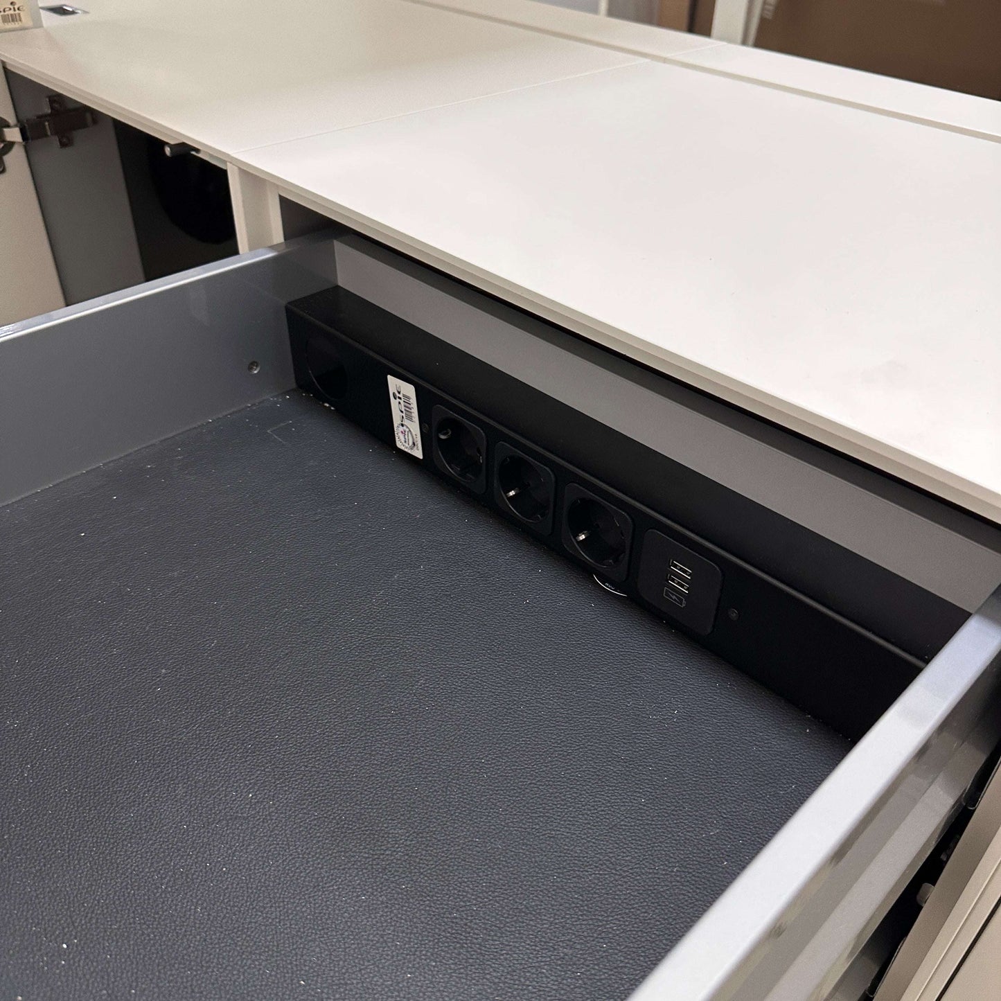 Walter Knoll Executive elektrisch höhenverstellbarer Schreibtisch mit offenem Anbaucontainer und integrierten Steckdosen und USB-Anschlüssen in weißem Design