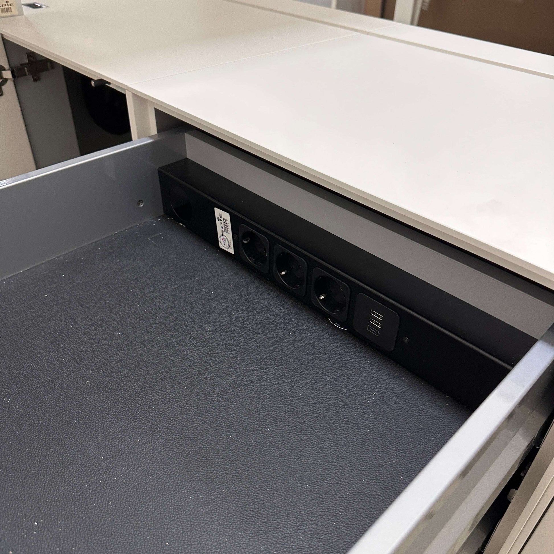 Walter Knoll Executive elektrisch höhenverstellbarer Schreibtisch mit offenem Anbaucontainer und integrierten Steckdosen und USB-Anschlüssen in weißem Design