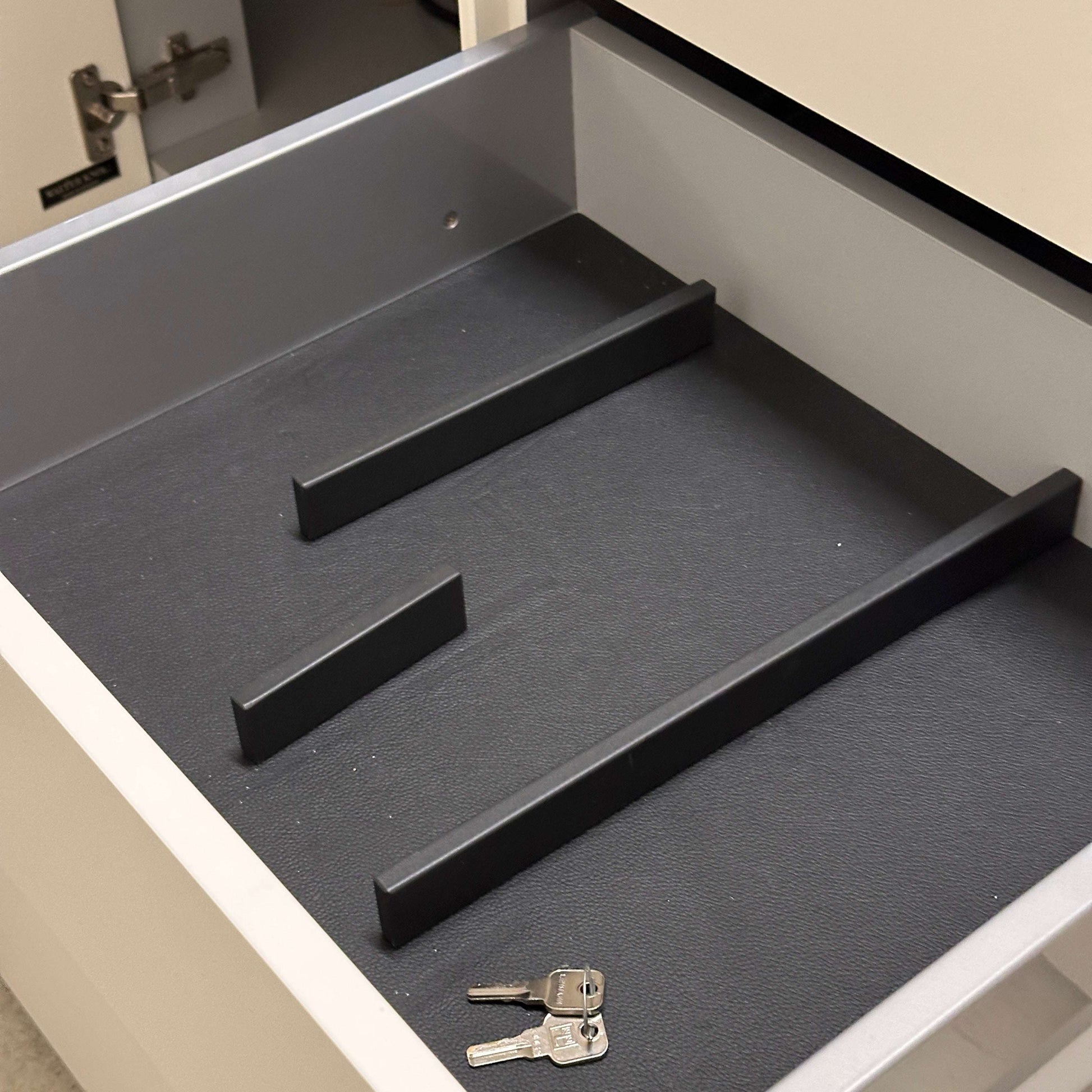 Walter Knoll Executive höhenverstellbarer Schreibtisch Anbaucontainer mit magnetischen Trennwänden und Schlüssel