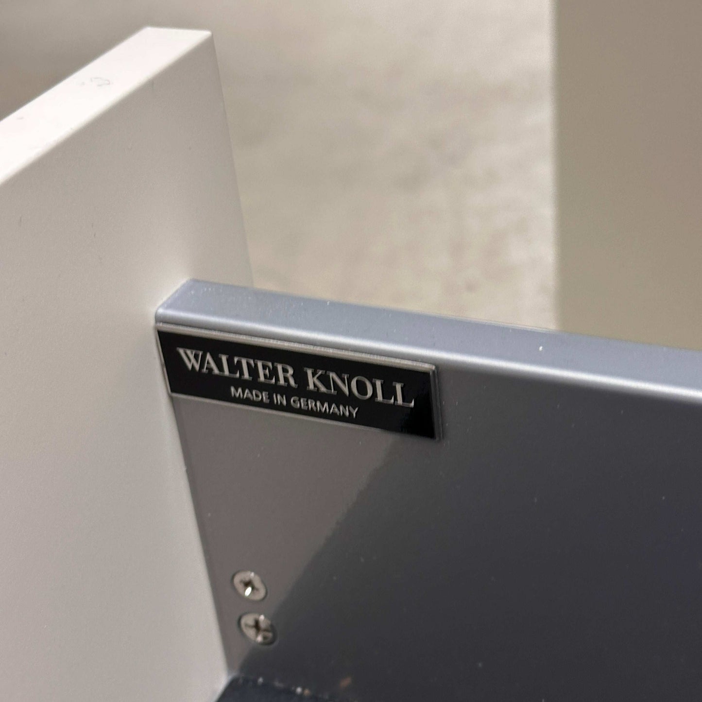 Walter Knoll Executive höhenverstellbarer Schreibtisch mit weißem Anbaucontainer und verchromtem Gestell