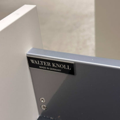 Walter Knoll Executive höhenverstellbarer Schreibtisch mit weißem Anbaucontainer und verchromtem Gestell