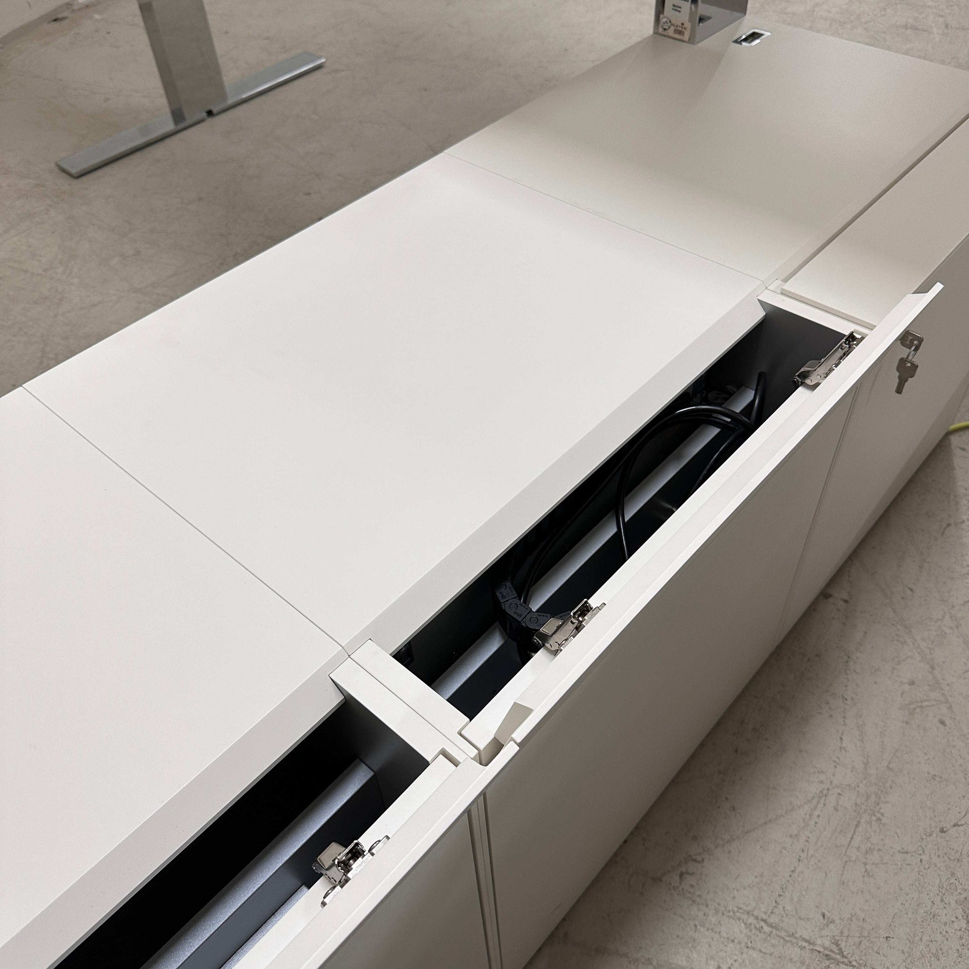 Walter Knoll Executive elektrisch höhenverstellbarer Schreibtisch mit weißem Anbaucontainer und Kabelmanagement