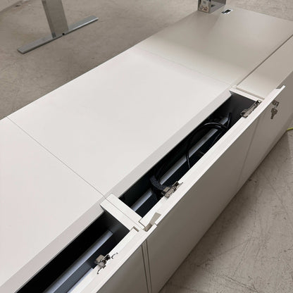 Walter Knoll Executive elektrisch höhenverstellbarer Schreibtisch mit weißem Anbaucontainer und Kabelmanagement