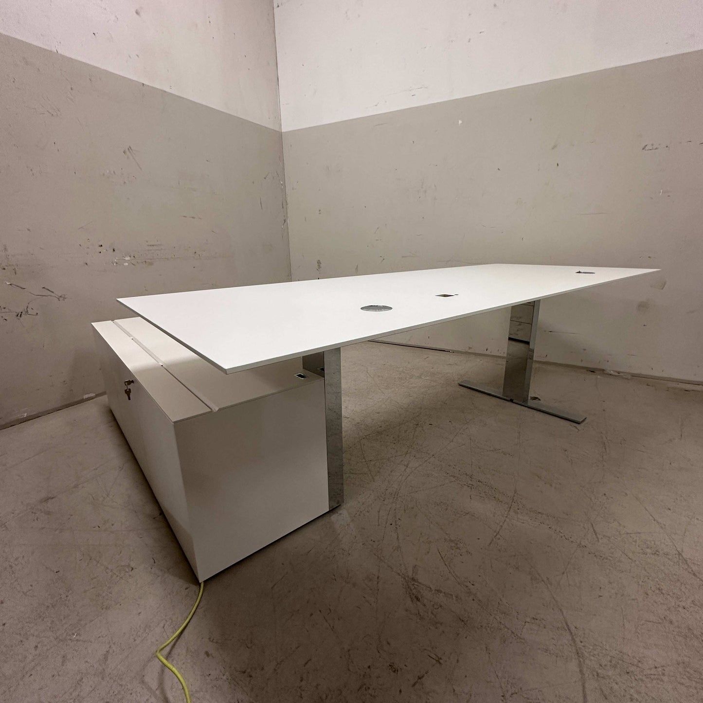 Walter Knoll Executive höhenverstellbarer weißer Schreibtisch mit verchromtem Gestell und Anbaucontainer