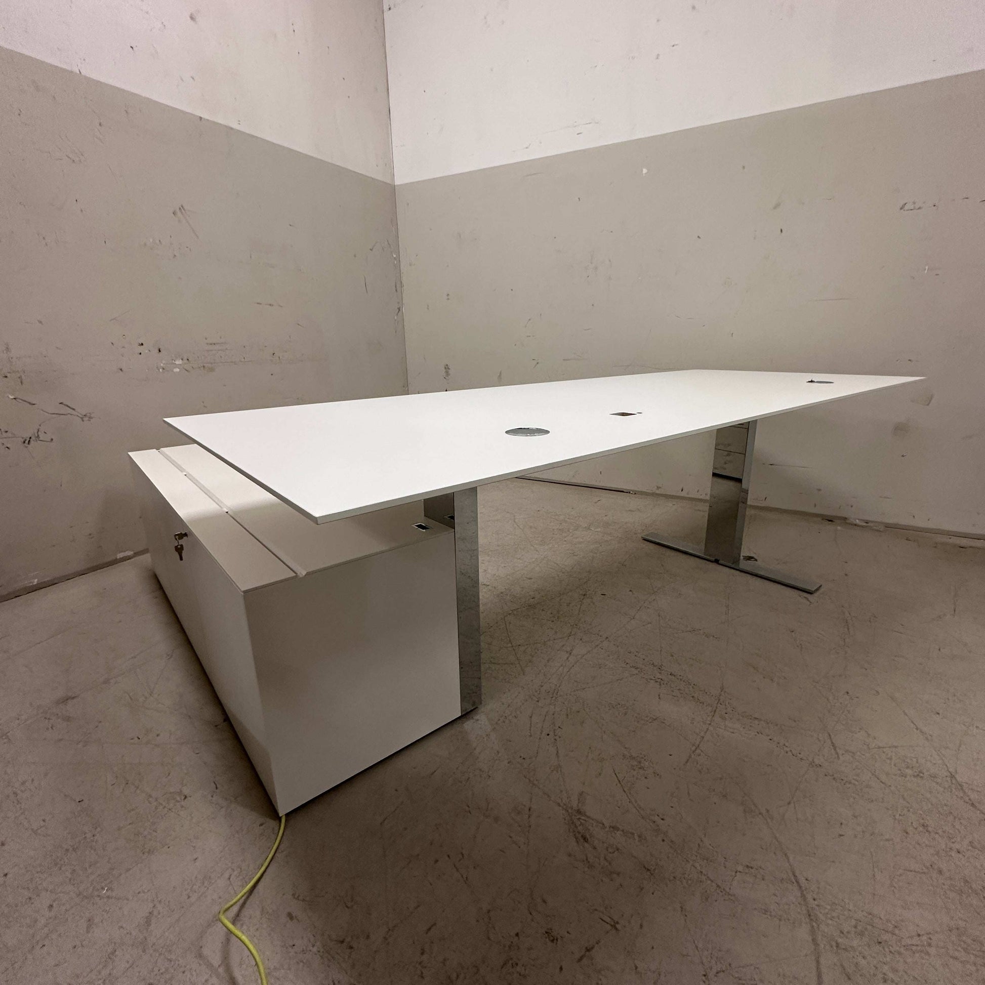 Walter Knoll Executive höhenverstellbarer weißer Schreibtisch mit verchromtem Gestell und Anbaucontainer