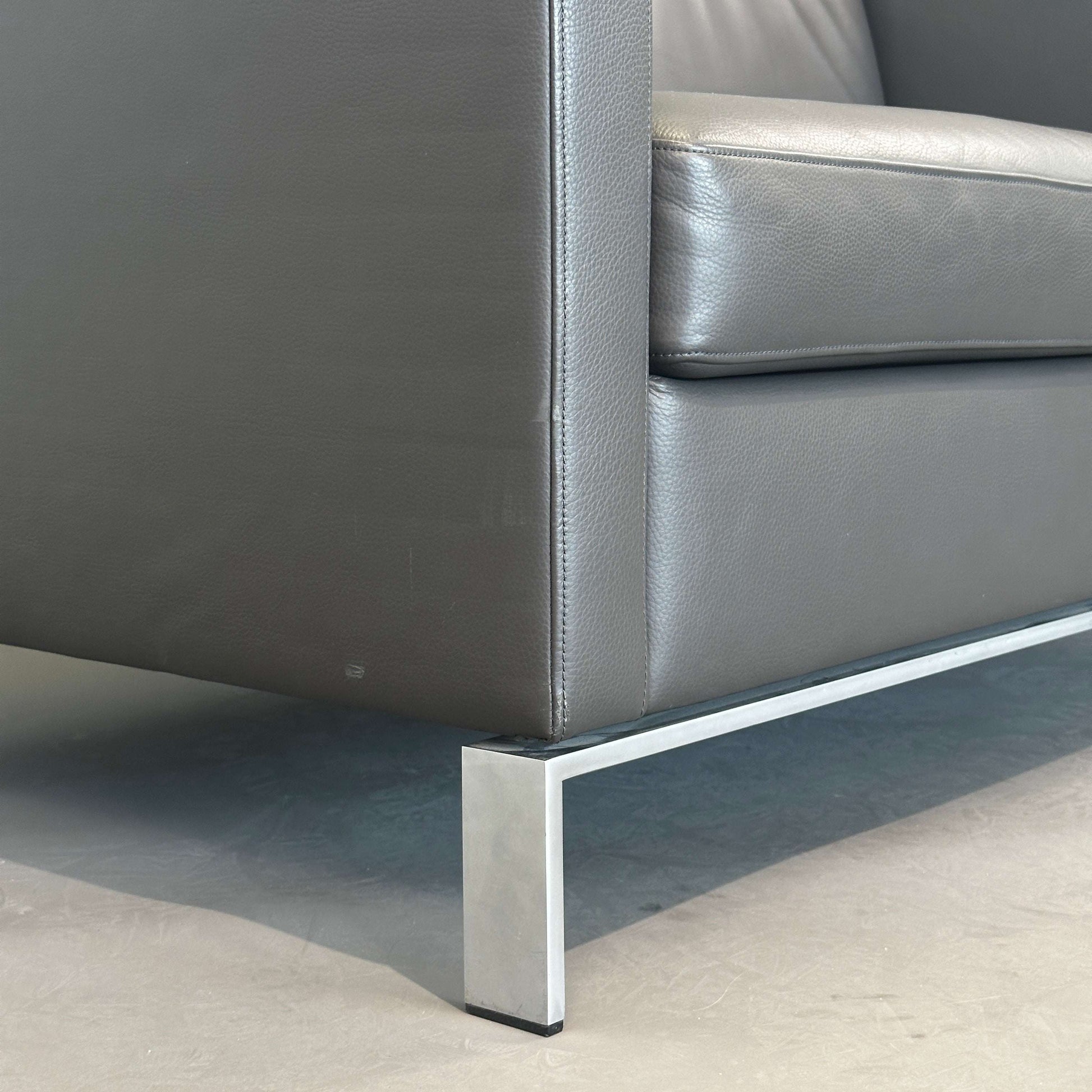 Nahaufnahme des dunkelbraunen Walter Knoll Foster 500 Ledersofas mit verchromtem Federstahlgestell