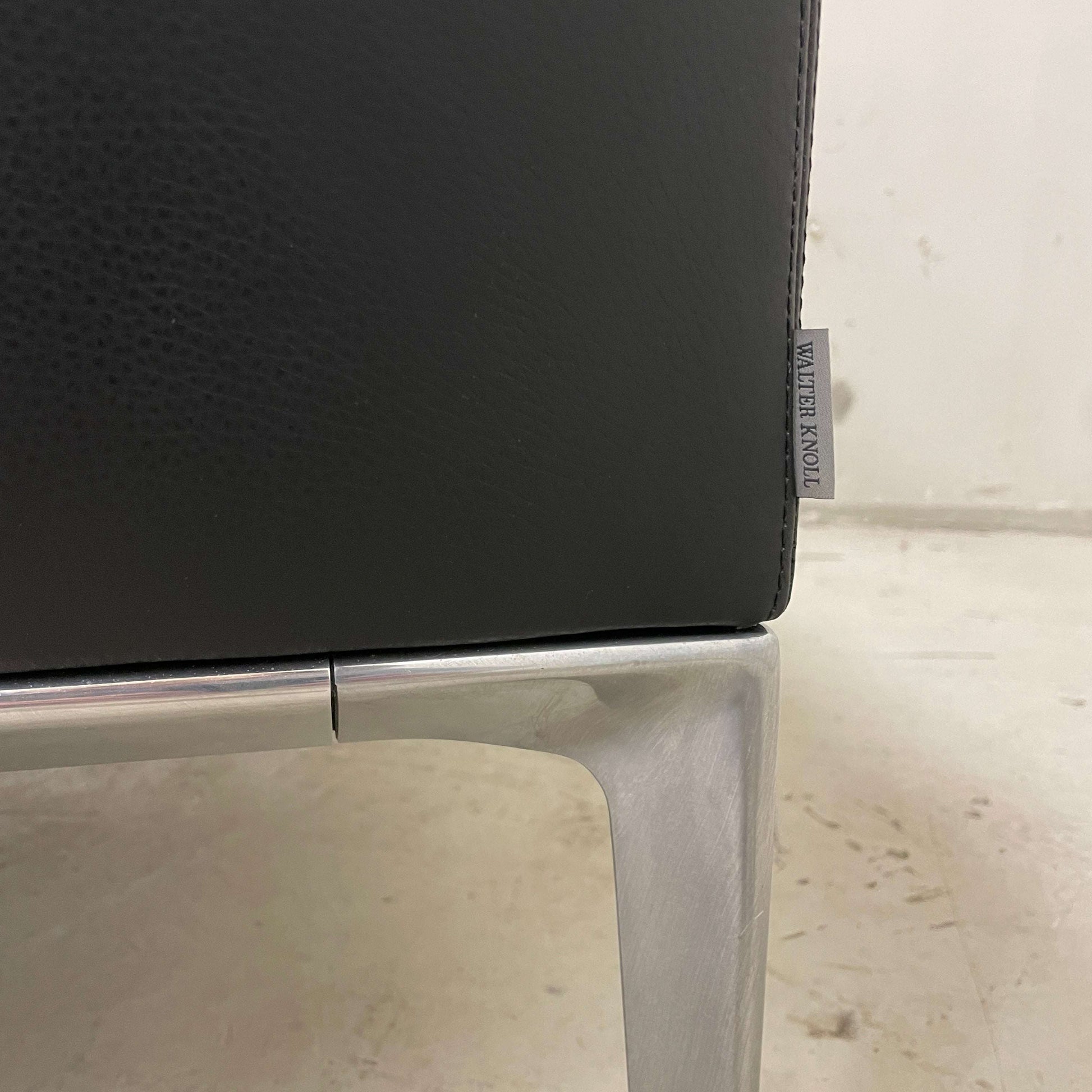 Walter Knoll Jaan Sessel schwarzes Leder silbernes Gestell Detailansicht