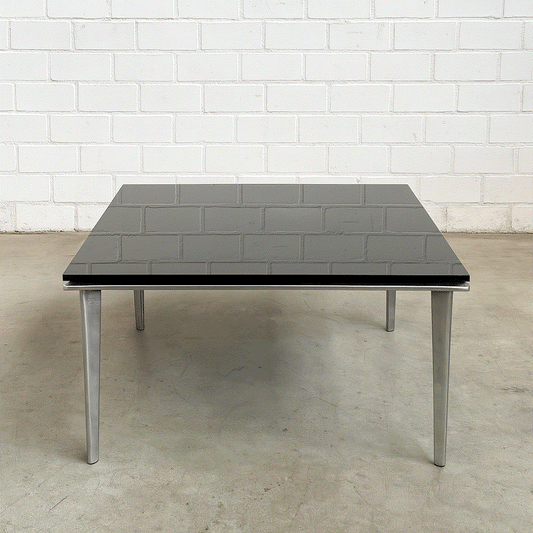Walter Knoll Jaan Side Table 70x70cm mit schwarzer Glasplatte und Metallbeinen, guter gebrauchter Zustand