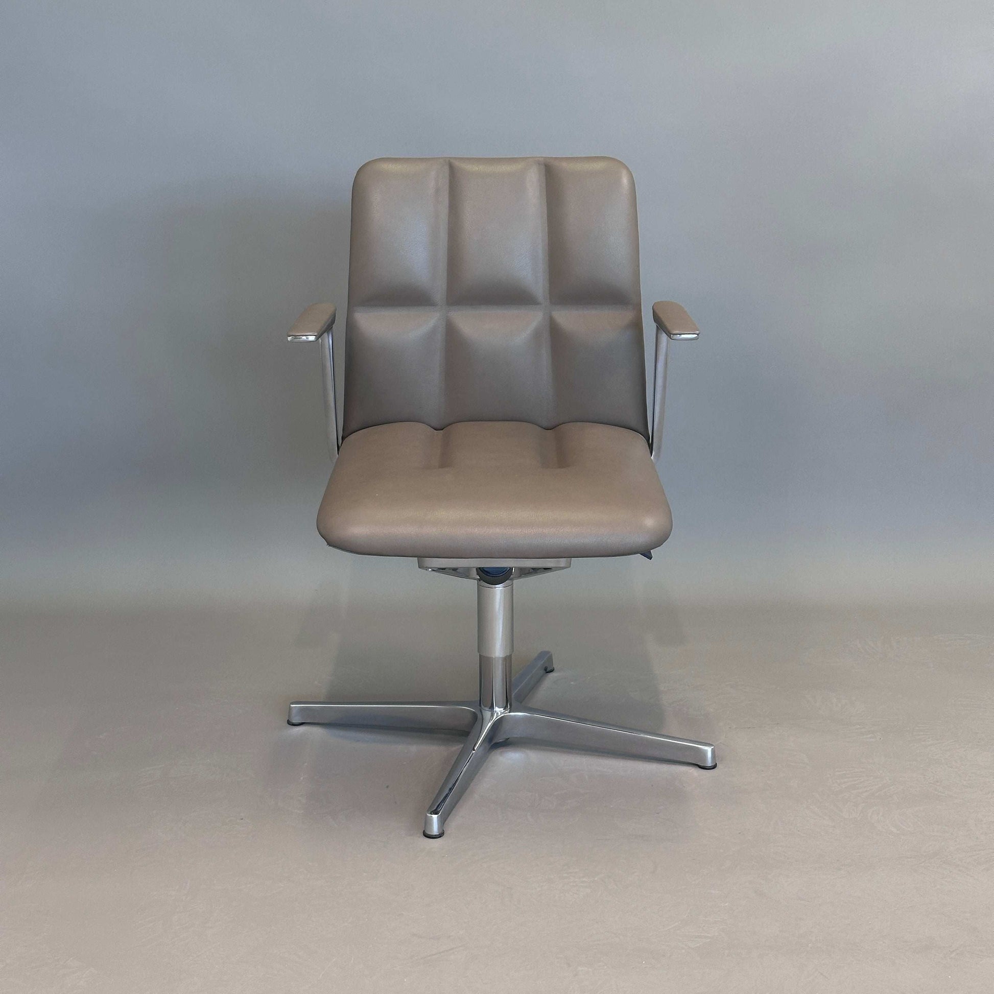 Walter Knoll Lead Chair drehbarer brauner Lederstuhl mit verstellbarer Rückenlehne und Metallarmlehnen