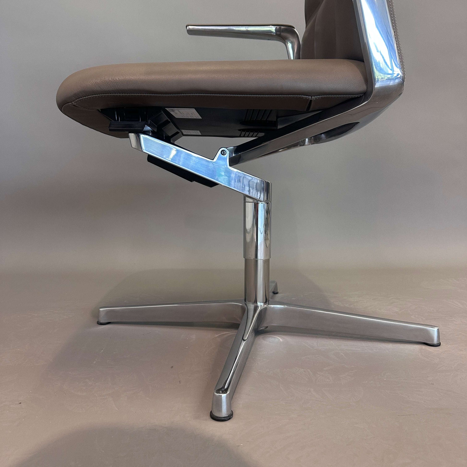 Walter Knoll Lead Chair brauner Lederstuhl mit verstellbarer Rückenlehne und Drehfunktion auf Metallfuß