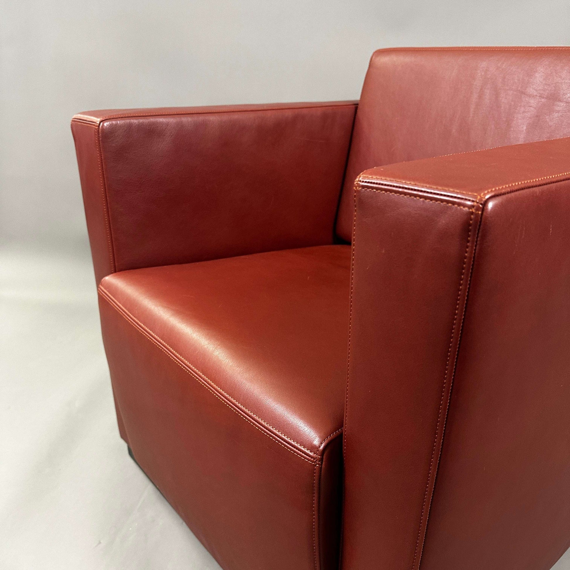 Dark red Walter Knoll Ledersessel Foster 500 leather armchair with clean lines and detailed stitching