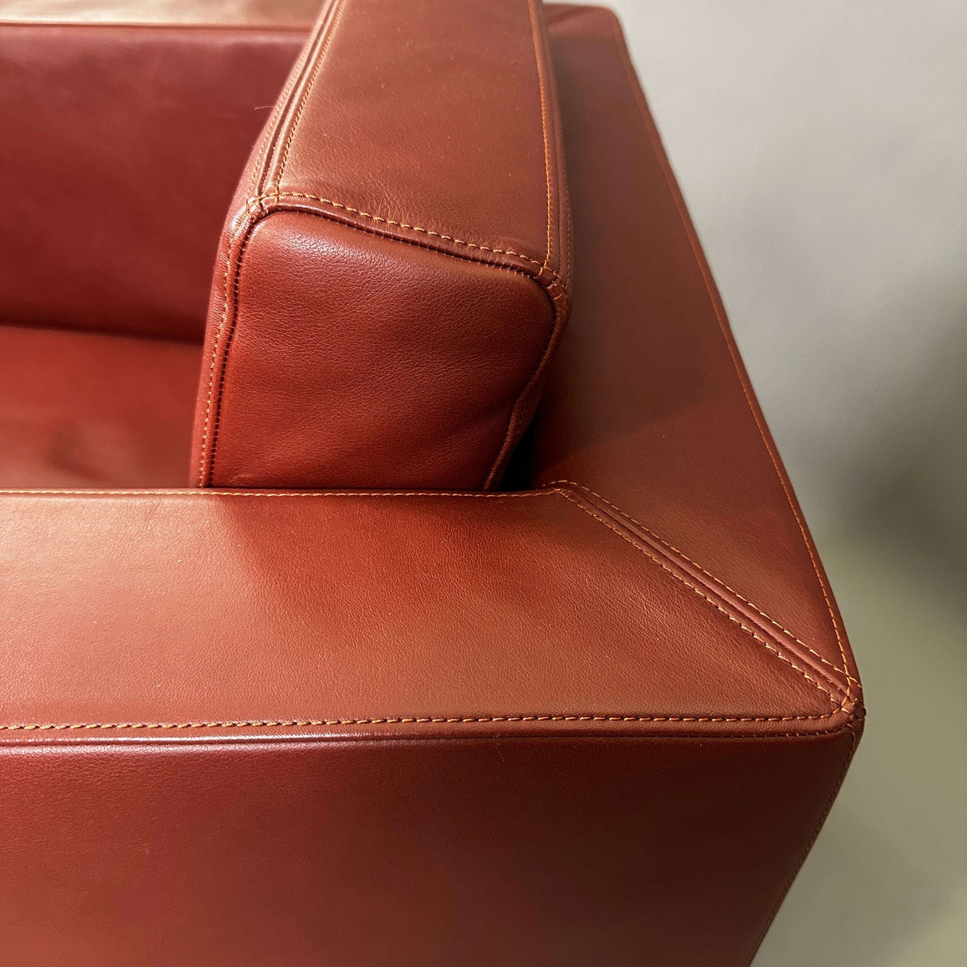 Close-up of the dark red Walter Knoll Ledersessel Foster 500 leather armchair with detailed stitching