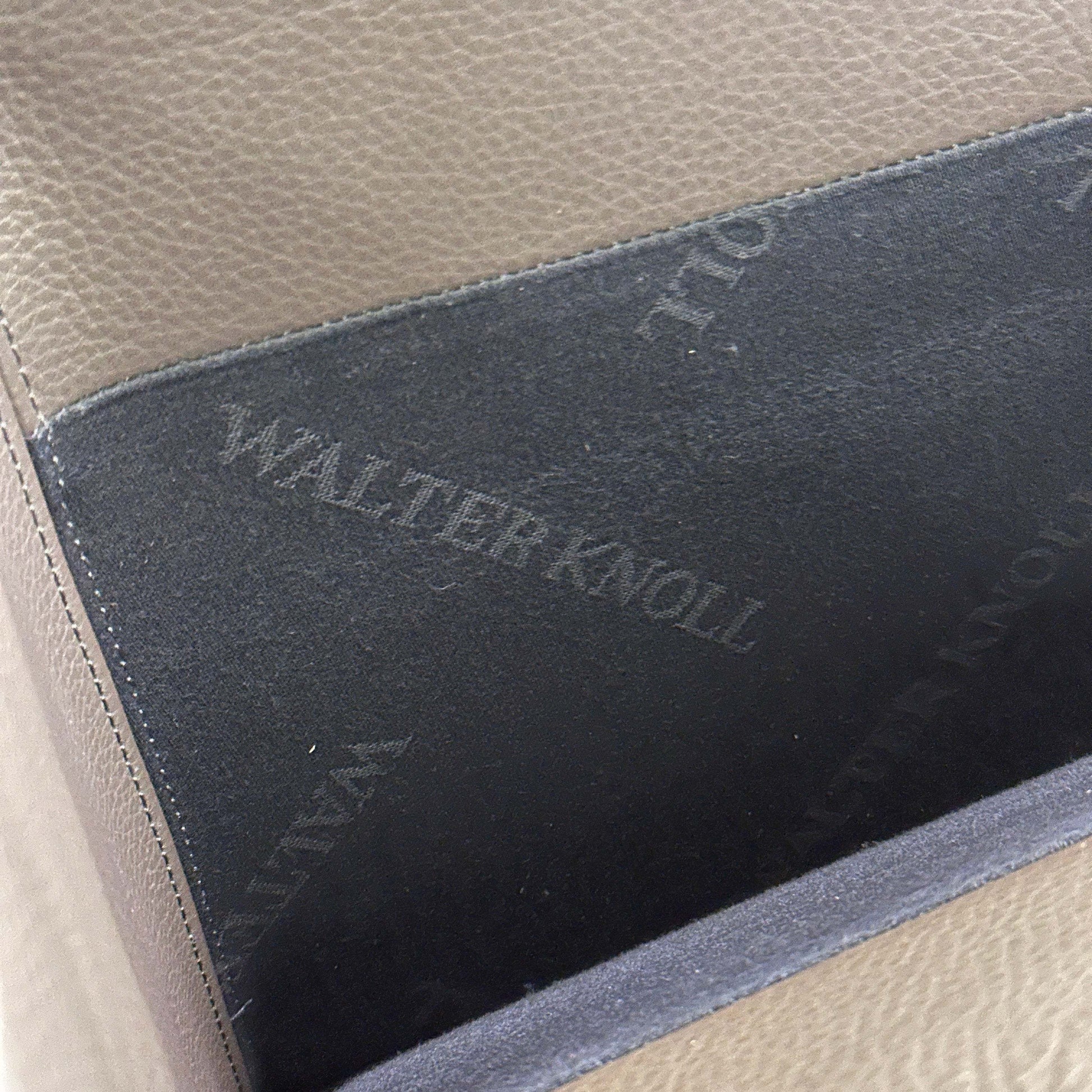 Nahaufnahme der Innenseite eines dunkelbraunen Walter Knoll Ledersessels mit sichtbarem Markenlogo im Innenmaterial.