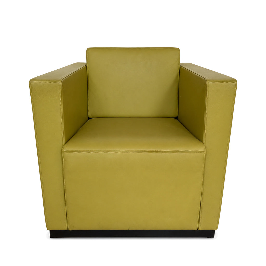 Moderner Walter Knoll Ledersessel in Gelb-Grün mit kubischem Design und hochwertigem Rindsleder auf schwarzem Sockel.
