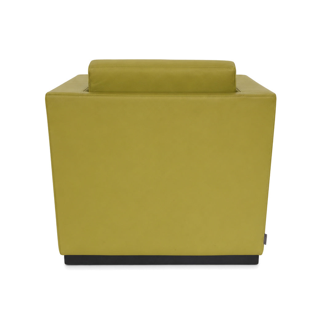 Walter Knoll Ledersessel in Gelb-Grün mit hochwertigem Rindsleder und schlichtem, modernem Design auf schwarzem Sockel.